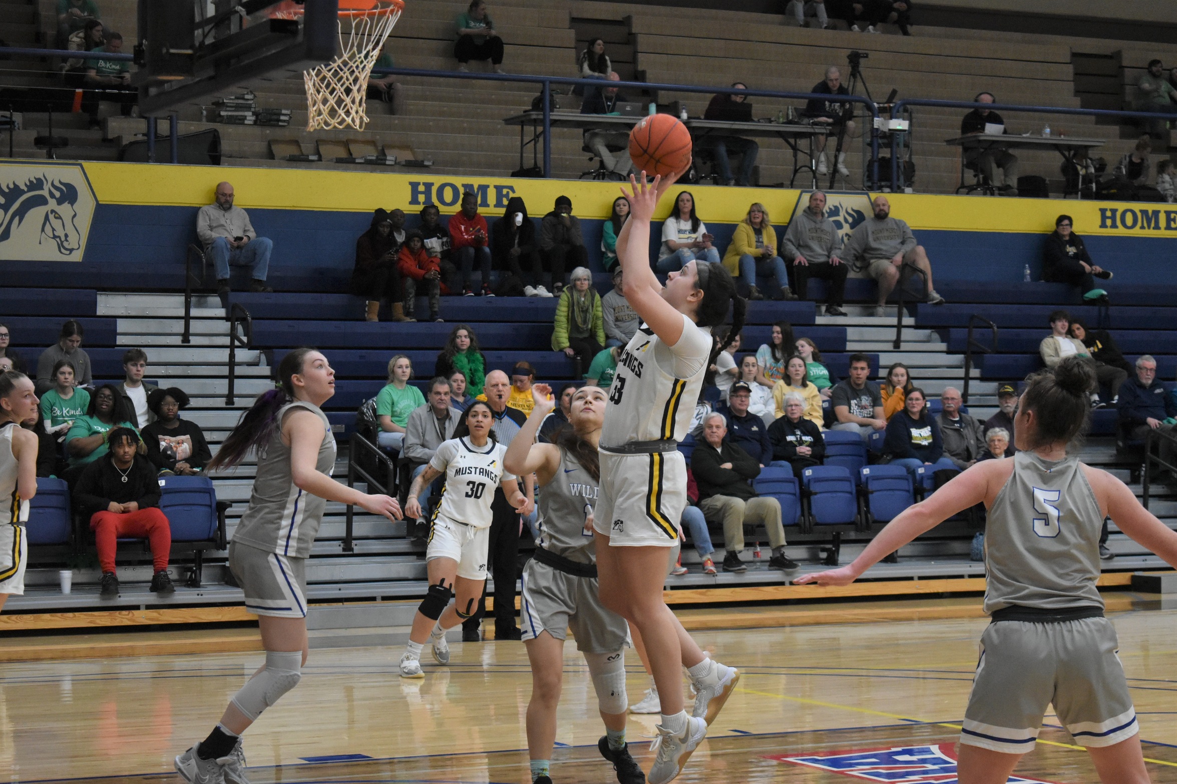 Mustangs outrebounded in final road game