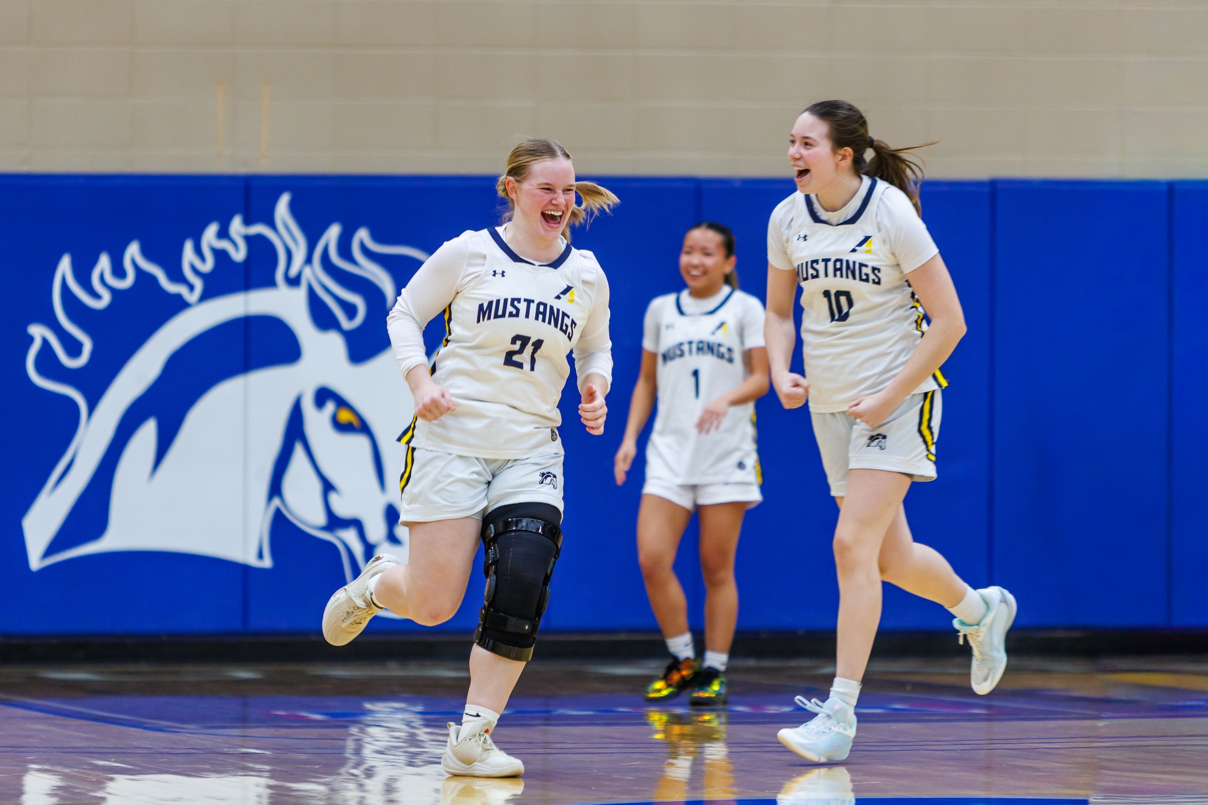 Mustangs Pick Up Nonconference Victory Against Waldorf