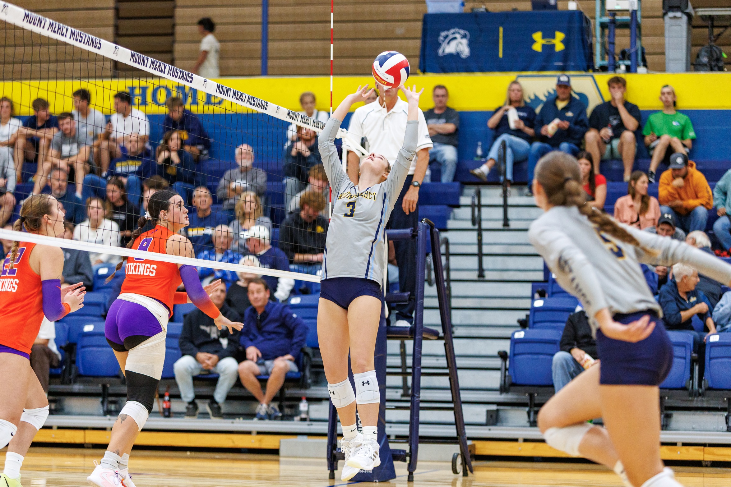 Mustangs Outlast Owls in Five-Set Road Victory